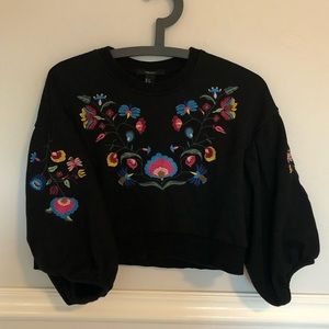 Cropped Flower Embroidered Sweatshirt